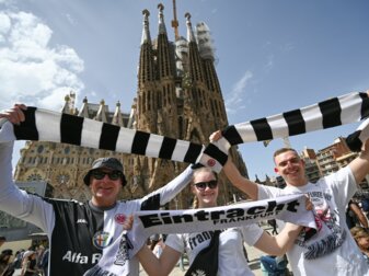 Eintracht-Fans stehen vor der berühmten Basilika Sagrada Familia des Baumeisters Antoni Gaudi in Barcelona. Eintracht-Fans stehen vor der berühmten Basilika Sagrada Familia des Baumeisters Antoni Gaudi in Barcelona.