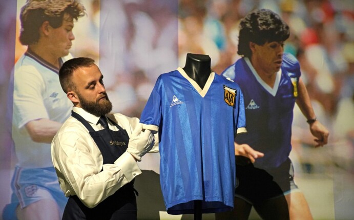 Das argentinische Nationaltrikot, das Diego Maradona im Viertelfinalspiel der WM 1986 in Mexiko trug, wird im Auktionshaus Sotheby' für Fotos ausgestellt.