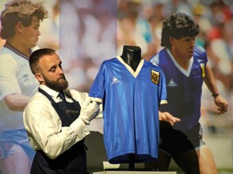 Das argentinische Nationaltrikot, das Diego Maradona im Viertelfinalspiel der WM 1986 in Mexiko trug, wird im Auktionshaus Sotheby' für Fotos ausgestellt. Das argentinische Nationaltrikot, das Diego Maradona im Viertelfinalspiel der WM 1986 in Mexiko trug, wird im Auktionshaus Sotheby' für Fotos ausgestellt.