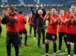 Die Spieler des SC Freiburg freuen sich mit Trainer Christian Streich (M) über den Einzug ins Finale des DFB-Pokals.