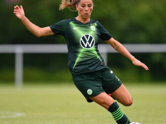 Kritisiert die Stadiongröße bei der Frauen-EM in England: Die Isländerin Sara Björk Gunnarsdottir spielt beim VfL Wolfsburg. Kritisiert die Stadiongröße bei der Frauen-EM in England: Die Isländerin Sara Björk Gunnarsdottir spielt beim VfL Wolfsburg.
