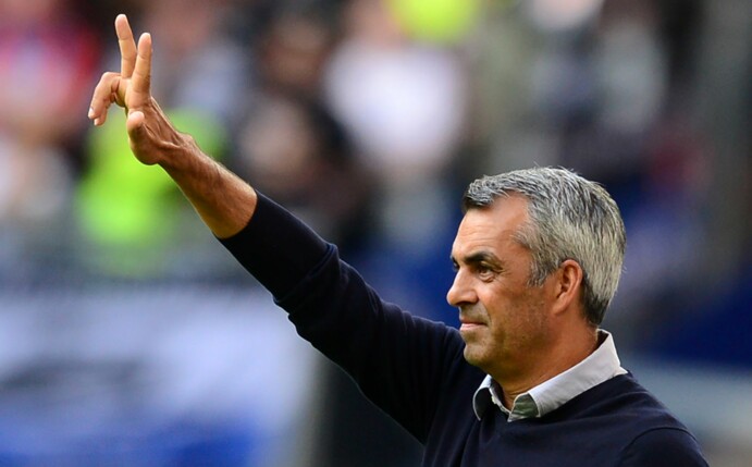 Ex-Bundesliga-Trainer Robin Dutt am Spielfeldrand.