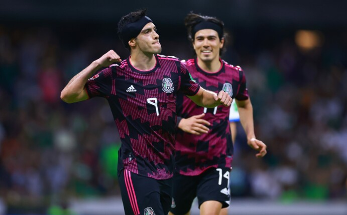 Raúl Jiménez im Trikot der mexikanischen Nationalmannschaft gegen El Salvador (Fotos: Hector Vivas/Getty Images)