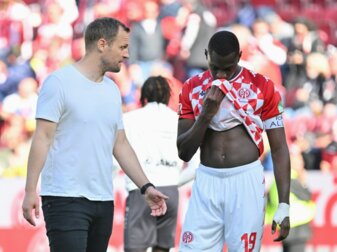 Der Mainzer Trainer Bo Svensson (l) befürchtet einen Abgang von Moussa Niakhaté. Der Mainzer Trainer Bo Svensson (l) befürchtet einen Abgang von Moussa Niakhaté.