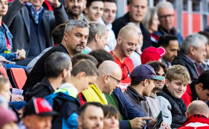 Bochums Trainer Thomas Reis musste beim Spiel in Freiburg auf der Tribüne Platz nehmen.