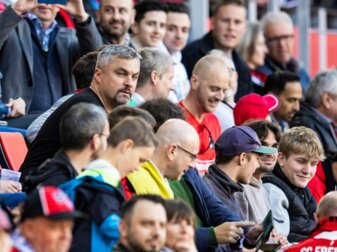 Bochums Trainer Thomas Reis musste beim Spiel in Freiburg auf der Tribüne Platz nehmen. Bochums Trainer Thomas Reis musste beim Spiel in Freiburg auf der Tribüne Platz nehmen.