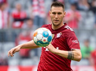 Prominenter Seitenwechsler beim deutschen Clásico Bayern München gegen Borussia Dortmund: Niklas Süle am Ball. Prominenter Seitenwechsler beim deutschen Clásico Bayern München gegen Borussia Dortmund: Niklas Süle am Ball.
