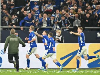 Der FC Schalke 04 führt die 2. Liga vier Spieltage vor Saisonende mit 56 Punkten an. Der FC Schalke 04 führt die 2. Liga vier Spieltage vor Saisonende mit 56 Punkten an.