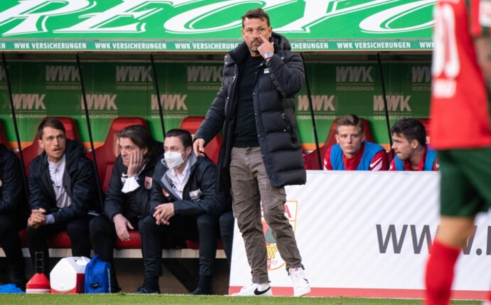 Augsburgs Trainer Markus Weinzierl steht an der Seitenlinie.
