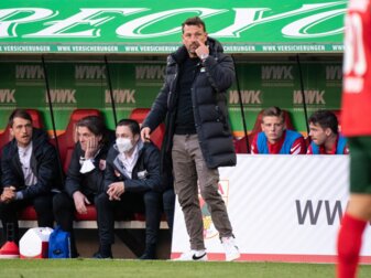 Augsburgs Trainer Markus Weinzierl steht an der Seitenlinie. Augsburgs Trainer Markus Weinzierl steht an der Seitenlinie.
