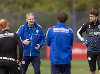Der bisherige Torwarttrainer Marco Kostmann (2.v.l) spricht als Hauptverantwortlicher beim Training von Arminia Bielefeld. Der bisherige Torwarttrainer Marco Kostmann (2.v.l) spricht als Hauptverantwortlicher beim Training von Arminia Bielefeld.