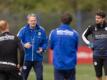 Der bisherige Torwarttrainer Marco Kostmann (2.v.l) spricht als Hauptverantwortlicher beim Training von Arminia Bielefeld.