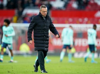 United-Trainer Ralf Rangnick (M) läuft im Old Trafford nach Spielende über den Rasen. United-Trainer Ralf Rangnick (M) läuft im Old Trafford nach Spielende über den Rasen.