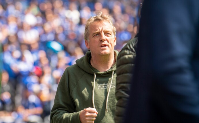 Schalkes Trainer Mike Büskens betritt die Veltins-Arena.