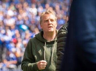 Schalkes Trainer Mike Büskens betritt die Veltins-Arena. Schalkes Trainer Mike Büskens betritt die Veltins-Arena.