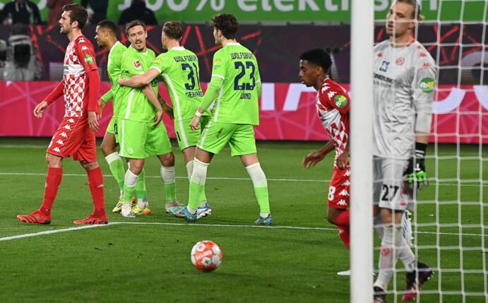Max Kruse (3.v.l.) war der gefeierte Wolfsburger beim Sieg gegen Mainz.