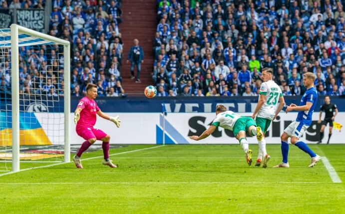 Bremens Niclas Füllkrug trifft zur 2:0-Führung beim FC Schalke 04.