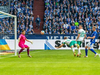 Bremens Niclas Füllkrug trifft zur 2:0-Führung beim FC Schalke 04. Bremens Niclas Füllkrug trifft zur 2:0-Führung beim FC Schalke 04.