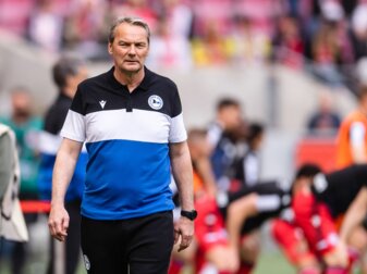 Bielefelds Trainer Marco Kostmann vor der Partie in Köln. Bielefelds Trainer Marco Kostmann vor der Partie in Köln.