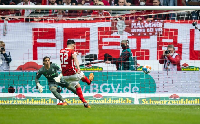 Vincenzo Grifo (r) brachte Freiburg mit seinem Tor gegen Gladbach zurück ins Spiel.