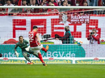 Vincenzo Grifo (r) brachte Freiburg mit seinem Tor gegen Gladbach zurück ins Spiel. Vincenzo Grifo (r) brachte Freiburg mit seinem Tor gegen Gladbach zurück ins Spiel.