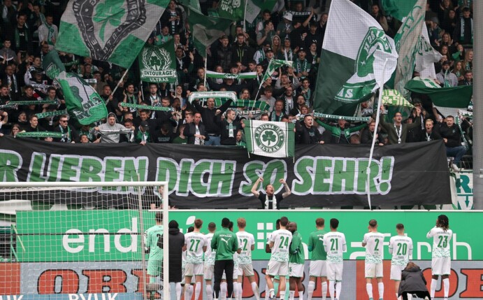 Die Fürther Spieler werden trotz des Abstiegs von ihren Fans gefeiert.