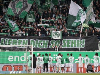 Die Fürther Spieler werden trotz des Abstiegs von ihren Fans gefeiert. Die Fürther Spieler werden trotz des Abstiegs von ihren Fans gefeiert.