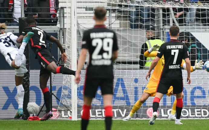 Georginio Rutter (l) rettete Hoffenheim einen Punkt bei Eintracht Frankfurt.