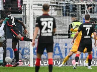 Georginio Rutter (l) rettete Hoffenheim einen Punkt bei Eintracht Frankfurt. Georginio Rutter (l) rettete Hoffenheim einen Punkt bei Eintracht Frankfurt.