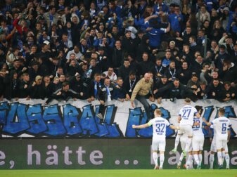 Darmstadt springt durch den Sieg bei St. Pauli auf Relegationsrang drei.