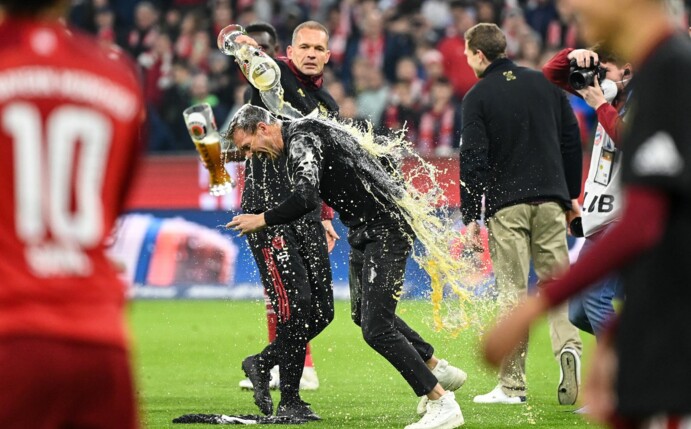 Bayern-Trainer Nagelsmann konnte sich nach dem Sieg gegen Dortmund der Bierdusche nicht entziehen.