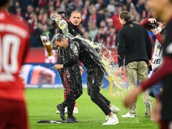 Bayern-Trainer Nagelsmann konnte sich nach dem Sieg gegen Dortmund der Bierdusche nicht entziehen. Bayern-Trainer Nagelsmann konnte sich nach dem Sieg gegen Dortmund der Bierdusche nicht entziehen.