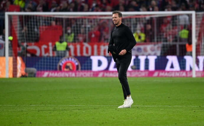 Bayerns Cheftrainer Julian Nagelsmann geht nach dem Sieg gegen den BVB über den Platz.