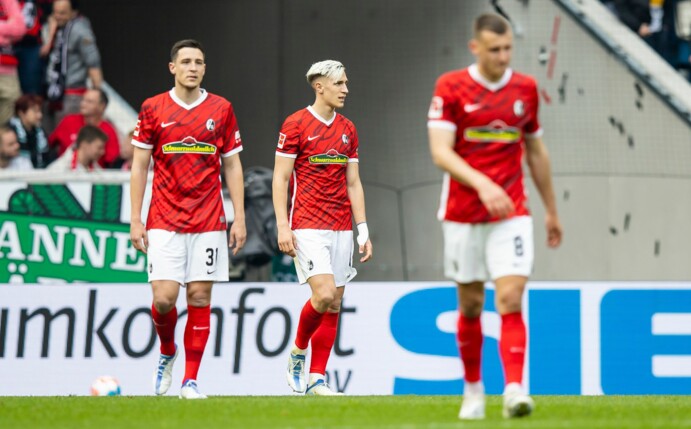 Freiburgs Spieler zeigen sich nach dem späten Ausgleich gegen Gladbach enttäuscht.