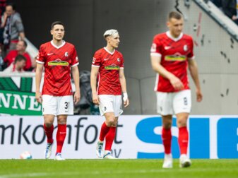 Freiburgs Spieler zeigen sich nach dem späten Ausgleich gegen Gladbach enttäuscht. Freiburgs Spieler zeigen sich nach dem späten Ausgleich gegen Gladbach enttäuscht.
