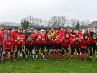 Afghanische Fußballerinnen geben Debüt in Australien Afghanische Fußballerinnen geben Debüt in Australien