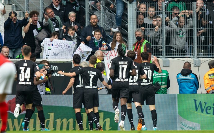Gladbachs Lars Stindl (2.v.l) jubelt nach seinem Tor zum 3:3 in Freiburg mit der Mannschaft vor mitgereisten Fans.