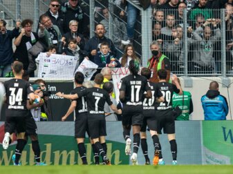 Gladbachs Lars Stindl (2.v.l) jubelt nach seinem Tor zum 3:3 in Freiburg mit der Mannschaft vor mitgereisten Fans. Gladbachs Lars Stindl (2.v.l) jubelt nach seinem Tor zum 3:3 in Freiburg mit der Mannschaft vor mitgereisten Fans.