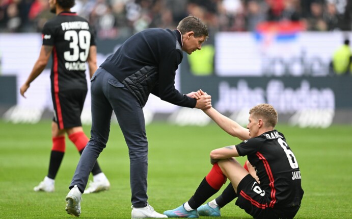 Frankfurts Cheftrainer Oliver Glasner (l) reicht Kristijan Jakic nach dem Remis gegen die TSG Hoffenheim die Hand.