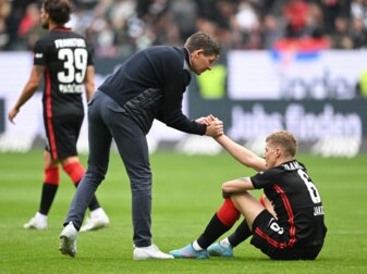 Frankfurts Cheftrainer Oliver Glasner (l) reicht Kristijan Jakic nach dem Remis gegen die TSG Hoffenheim die Hand. Frankfurts Cheftrainer Oliver Glasner (l) reicht Kristijan Jakic nach dem Remis gegen die TSG Hoffenheim die Hand.
