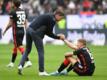 Frankfurts Cheftrainer Oliver Glasner (l) reicht Kristijan Jakic nach dem Remis gegen die TSG Hoffenheim die Hand.