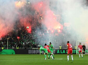 Weil Fans zu viel Pyrotechnik zündeten, wurde die Partie des AS Saint-Étienne gegen AS Monaco für gut eine halbe Stunde unterbrochen. Weil Fans zu viel Pyrotechnik zündeten, wurde die Partie des AS Saint-Étienne gegen AS Monaco für gut eine halbe Stunde unterbrochen.