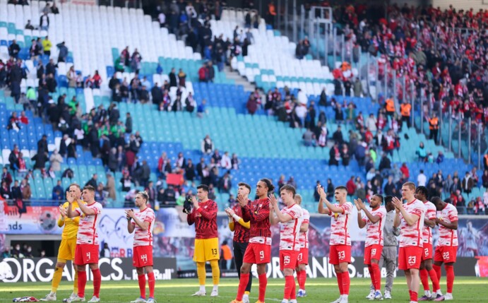 Leipzigs Spieler bedanken sich nach der 1:2-Niederlage bei den Fans.