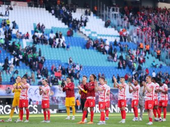 Leipzigs Spieler bedanken sich nach der 1:2-Niederlage bei den Fans. Leipzigs Spieler bedanken sich nach der 1:2-Niederlage bei den Fans.