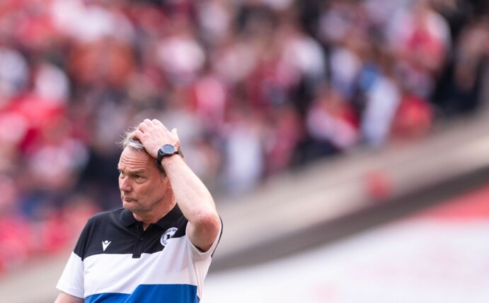 Bielefelds Interimstrainer Marco Kostmann reagiert an der Seitenlinie.