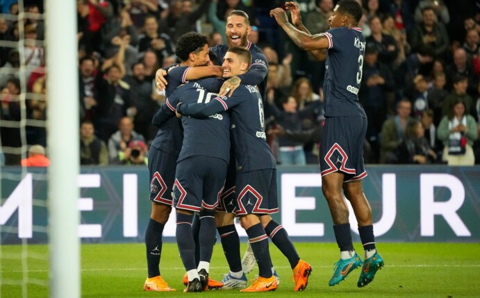 Die Spieler von PSG feiern den Treffer von Lionel Messi.