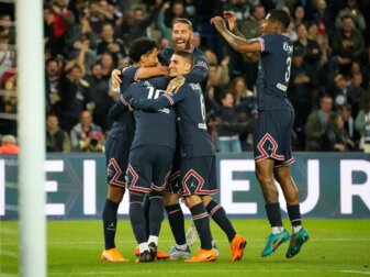 Die Spieler von PSG feiern den Treffer von Lionel Messi. Die Spieler von PSG feiern den Treffer von Lionel Messi.