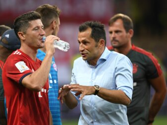 Bayerns Stürmerstar Robert Lewandowski (l) und Sportdirektor Hasan Salihamidzic im Gespräch. Bayerns Stürmerstar Robert Lewandowski (l) und Sportdirektor Hasan Salihamidzic im Gespräch.