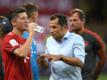 Bayerns Stürmerstar Robert Lewandowski (l) und Sportdirektor Hasan Salihamidzic im Gespräch.