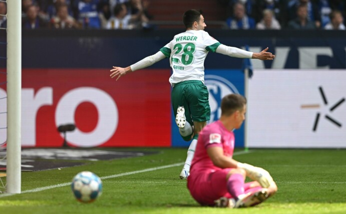 Bremens Ilia Gruev dreht nach seinem Führungstor auf Schalke jubelnd ab.